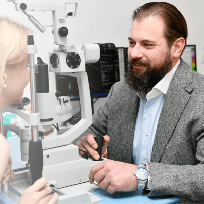 Dr. med. Florian Kretz im Behandlungszimmer